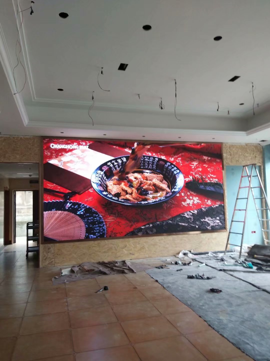江陰新東升大酒店霧面P2.5室內(nèi)全彩LED顯示屏完美點亮！
