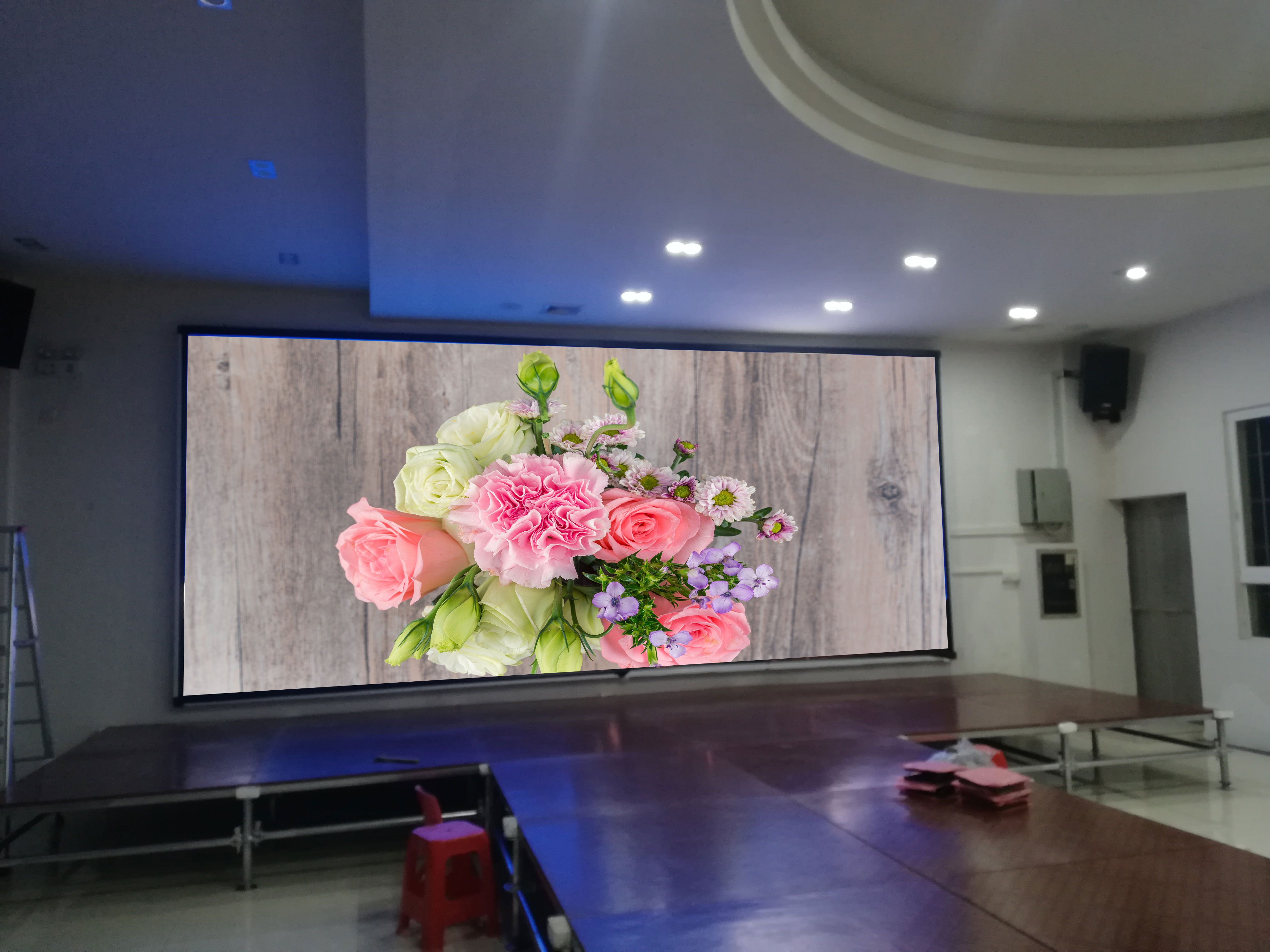 高清室內(nèi)LED<a href=http://www.www.sosrehydrate.cn/quancai/ target=_blank class=infotextkey>全彩顯示屏</a>