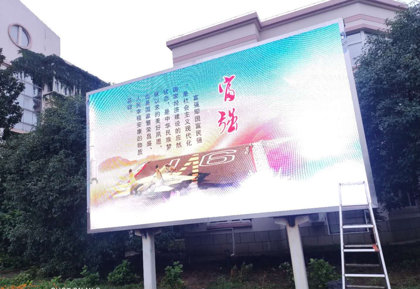 張家港外國(guó)語(yǔ)學(xué)校戶外P5“3高”LED顯示大屏完美顯示！